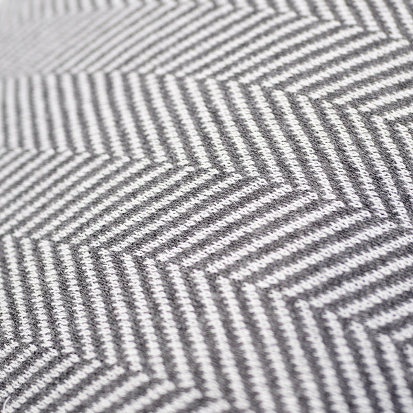 Malá podnožka - Pletené Rybia kosť Šedá Fabric Close-up Image