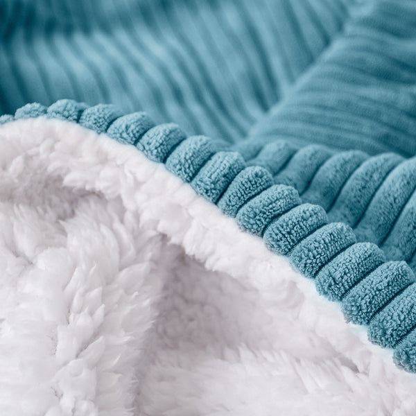 Deka / prikrývka Sherpa - Menčester Morská modrá Fabric Close-up Image