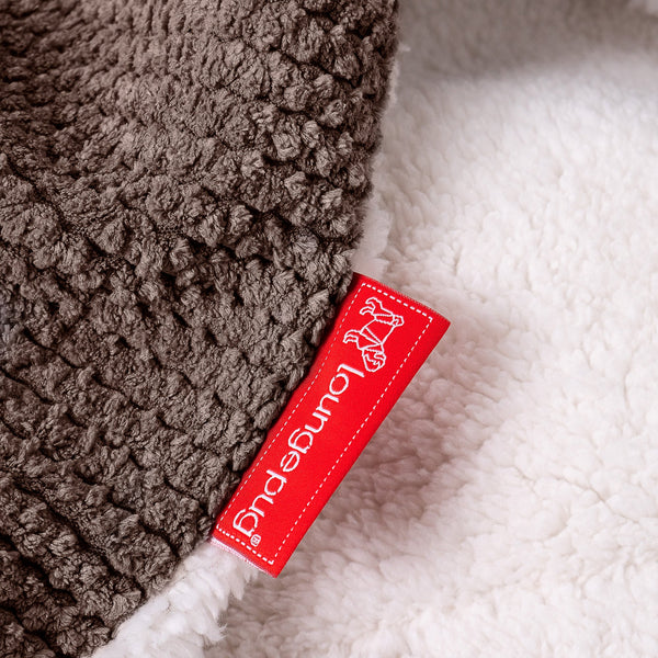 Deka / prikrývka Sherpa - Pom Pom Čokoládová Fabric Close-up Image